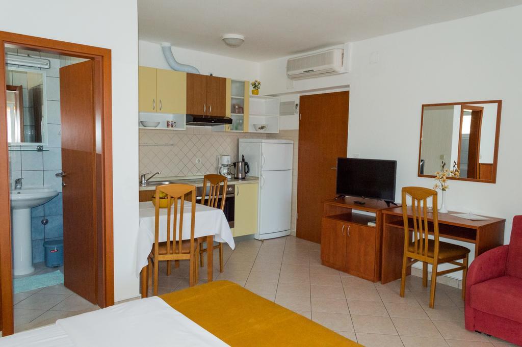 Apartments Zdenka Starigrad Paklenica Extérieur photo